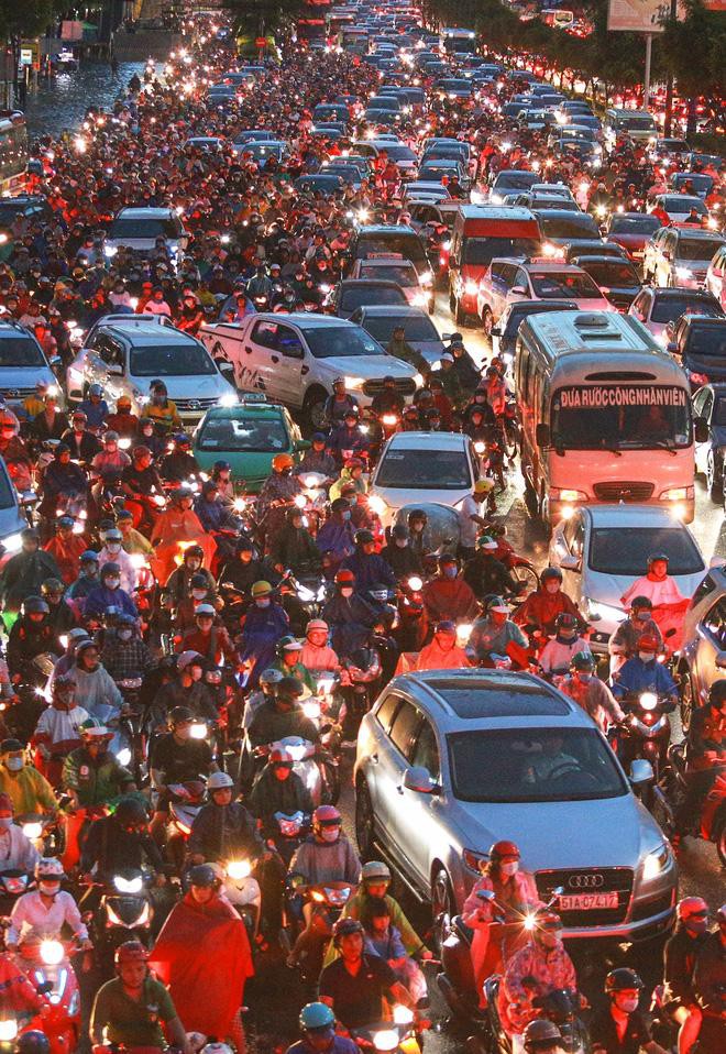Người Sài Gòn chôn chân trong mưa lớn, ô tô, xe máy không nhúc nhích, giao thông hỗn loạn Ảnh 16