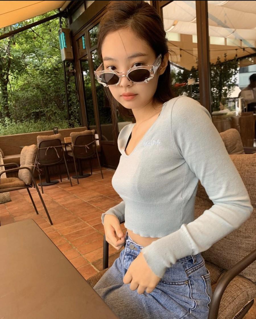 Mix đồ với croptop đơn giản mà đẹp như Jennie (BlackPink) Ảnh 2