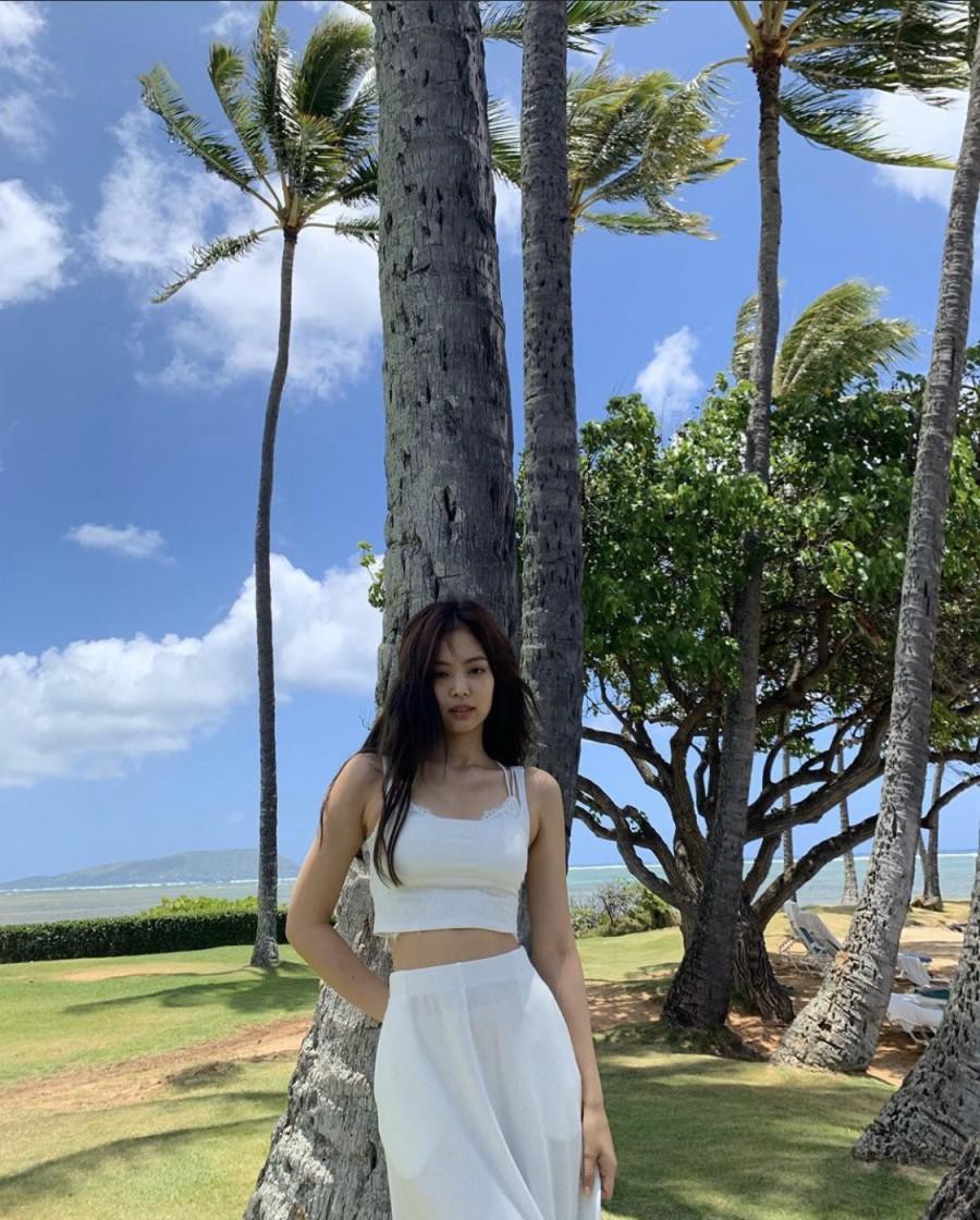 Mix đồ với croptop đơn giản mà đẹp như Jennie (BlackPink) Ảnh 9