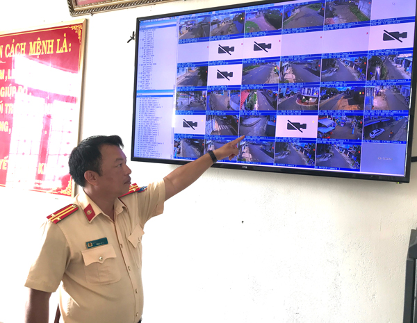 Cán bộ Đội Cảnh sát Giao thông-Trật tự (Công an TP. Pleiku) theo dõi tình hình qua hệ thống camera  an ninh.  Ảnh: V.N