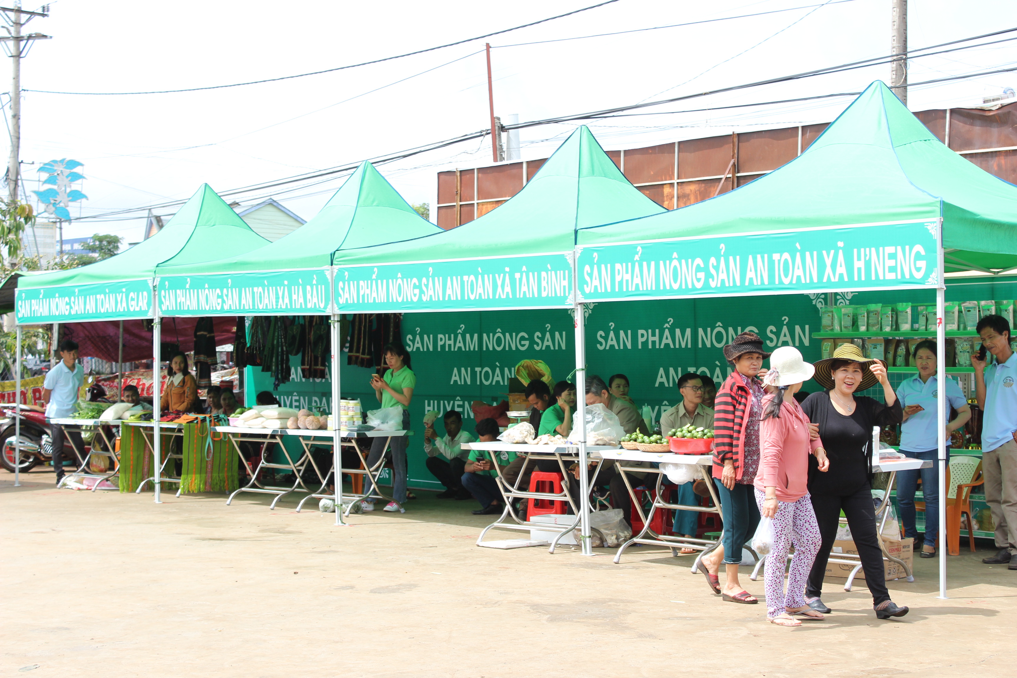   Một số gian hàng tại chợ phiên nông sản an toàn huyện Đak Đoa. Ảnh: N.D