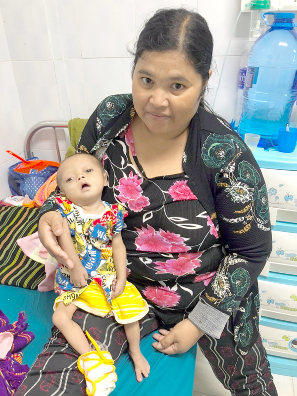 Chị Hlit cùng con trai Siu Phước. Ảnh: H.T