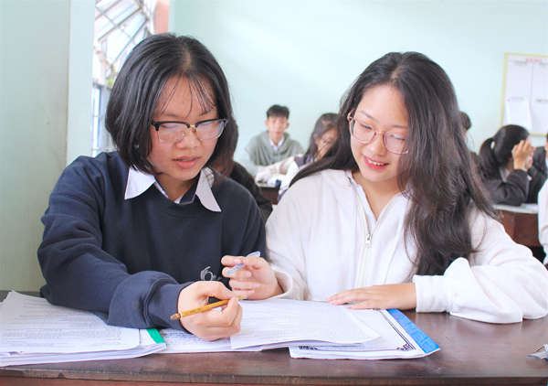  Em Lê Thị Mỹ Ngọc (bìa trái) và cô bạn thân Trần Ngọc Hân luôn hỗ trợ, giúp đỡ nhau trong học tập. Ảnh: M.T