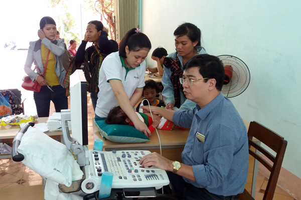 Từ 23 đến 26-6, Sở Lao động Thương binh và Xã hội phối hợp với Bệnh viện Hoàn Mỹ Đà Nẵng khám sàng lọc cho trẻ bị bệnh tim trên địa bàn Gia Lai. Ảnh: Như Nguyện 
