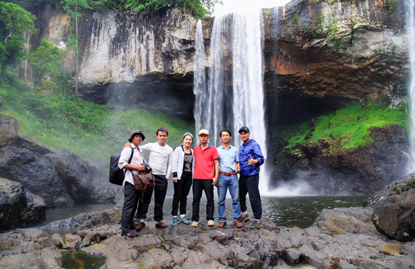 Du khách tham quan thác 50 (Khu Bảo tồn Thiên nhiên Kon Chư Răng, huyện Kbang). Ảnh: K.N.B
