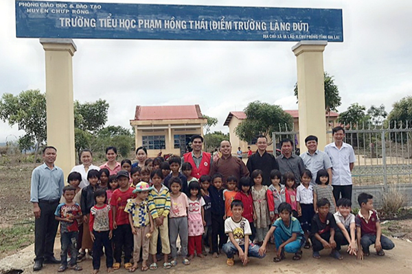 Cán bộ Hội Chữ thập đỏ tỉnh và Ban Văn hóa Phật giáo TP Hồ Chí Minh tại Trường Tiểu học Phạm Hồng Thái(điểm trường làng Dút) xã Ia Lâu, huyện Chư Prông. Ảnh: Hoàng Cư
