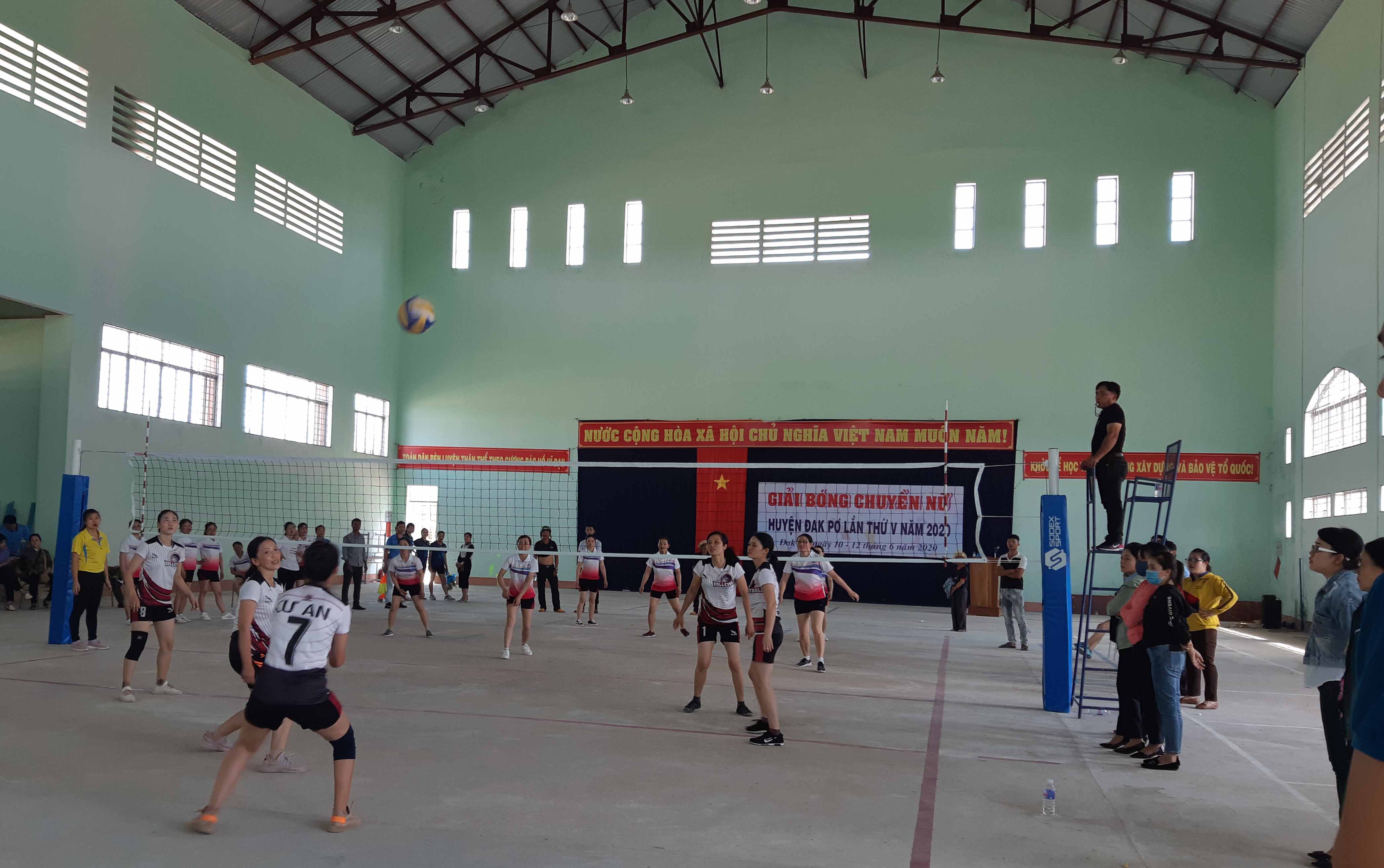 Đội tuyển nữ xã Cư An gặp đội tuyển nữ thị trấn Đak Pơ. Ảnh: Tuyết Mai