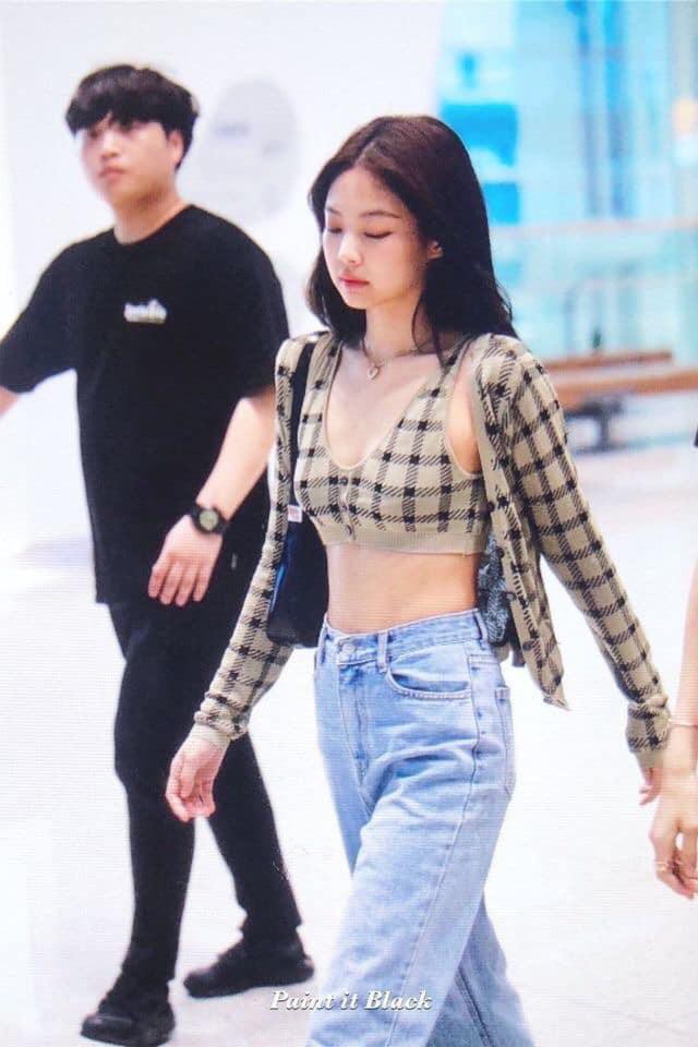 Mix đồ với croptop đơn giản mà đẹp như Jennie (BlackPink) Ảnh 1