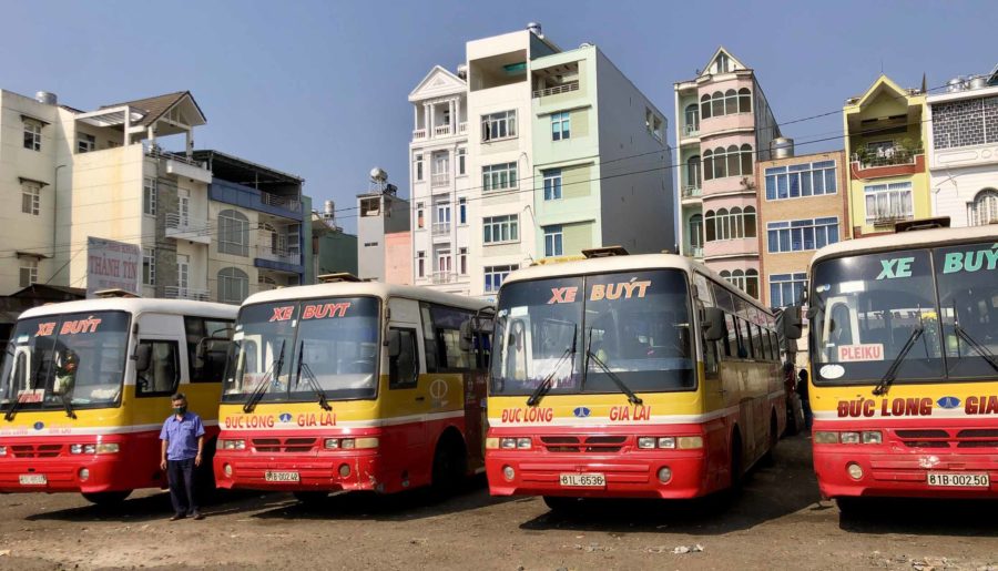 Xe buýt chạy các tuyến nội tỉnh trước giờ xuất phát tại Bãi đỗ xe chợ đầu mối TP. Pleiku. Ảnh: Lê Hòa