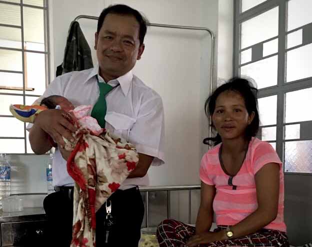  Tài xế Nguyễn Ngô Huy bên mẹ con chị K'Huất tại Bệnh viện Đa khoa khu vực An Khê. Ảnh: Lê Hòa