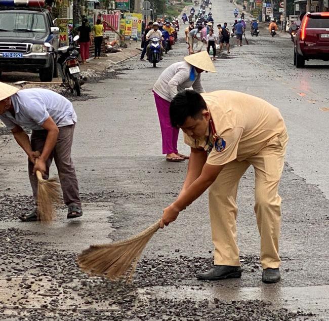 Xe chở đá rơi vãi trên đường, CSGT TP.HCM ra sức dọn dẹp Ảnh 2