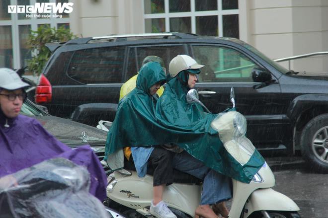 Tài xế xe ôm khơi thông cống thoát nước trên phố Hà Nội sau trận mưa lớn Ảnh 3