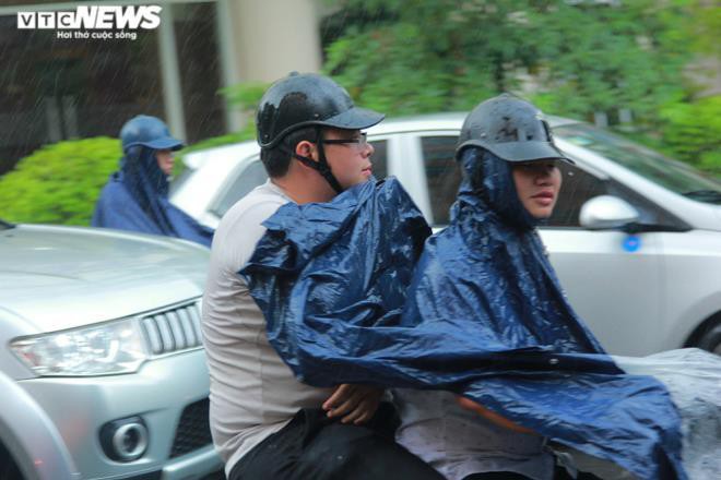 Tài xế xe ôm khơi thông cống thoát nước trên phố Hà Nội sau trận mưa lớn Ảnh 2