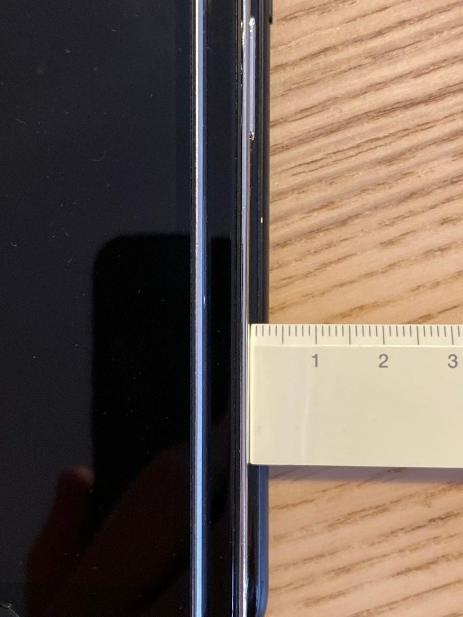 iPhone 12 5.4 inch lần đầu lộ diện, 'khoe dáng' cực ngầu bên iPhone SE và iPhone 7 Ảnh 5
