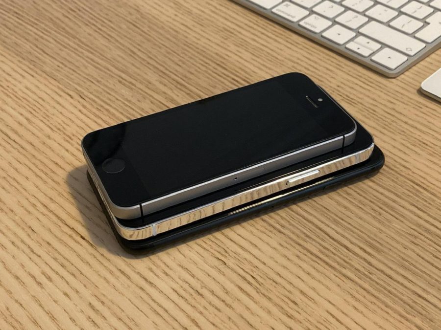 iPhone 12 5.4 inch lần đầu lộ diện, 'khoe dáng' cực ngầu bên iPhone SE và iPhone 7 Ảnh 7