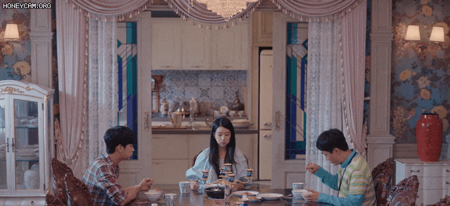 Điên Thì Có Sao tập 6: Ngoài mặt ghét cay đắng nhưng 'cụ' Kim Soo Hyun dọn về ở chung với 'khùng nữ' Seo Ye Ji Ảnh 4
