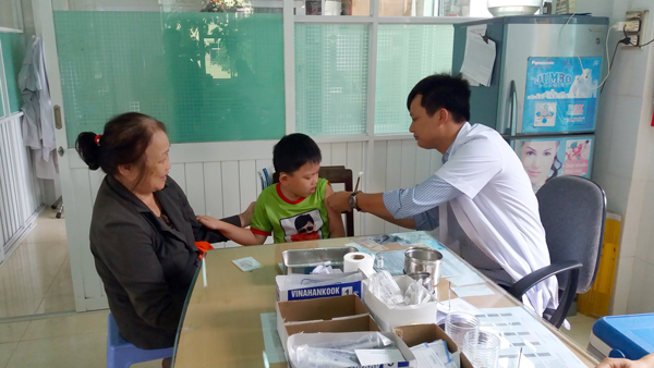 Người dân cần chủ động tiêm vắc xin phòng bệnh Bạch hầu. Ảnh: N.N