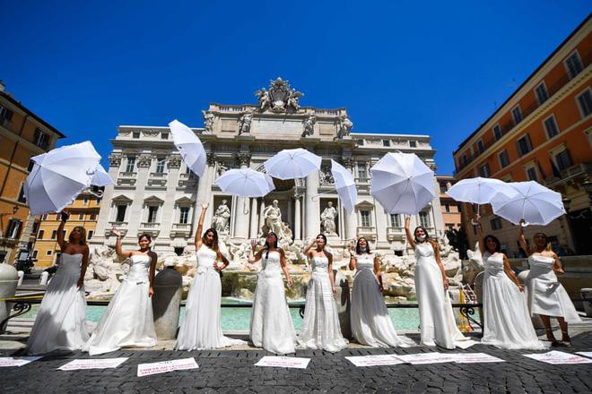 24h qua ảnh: Các cô dâu mặc váy cưới biểu tình vì đám cưới bị hoãn do dịch COVID-19 Ảnh 5
