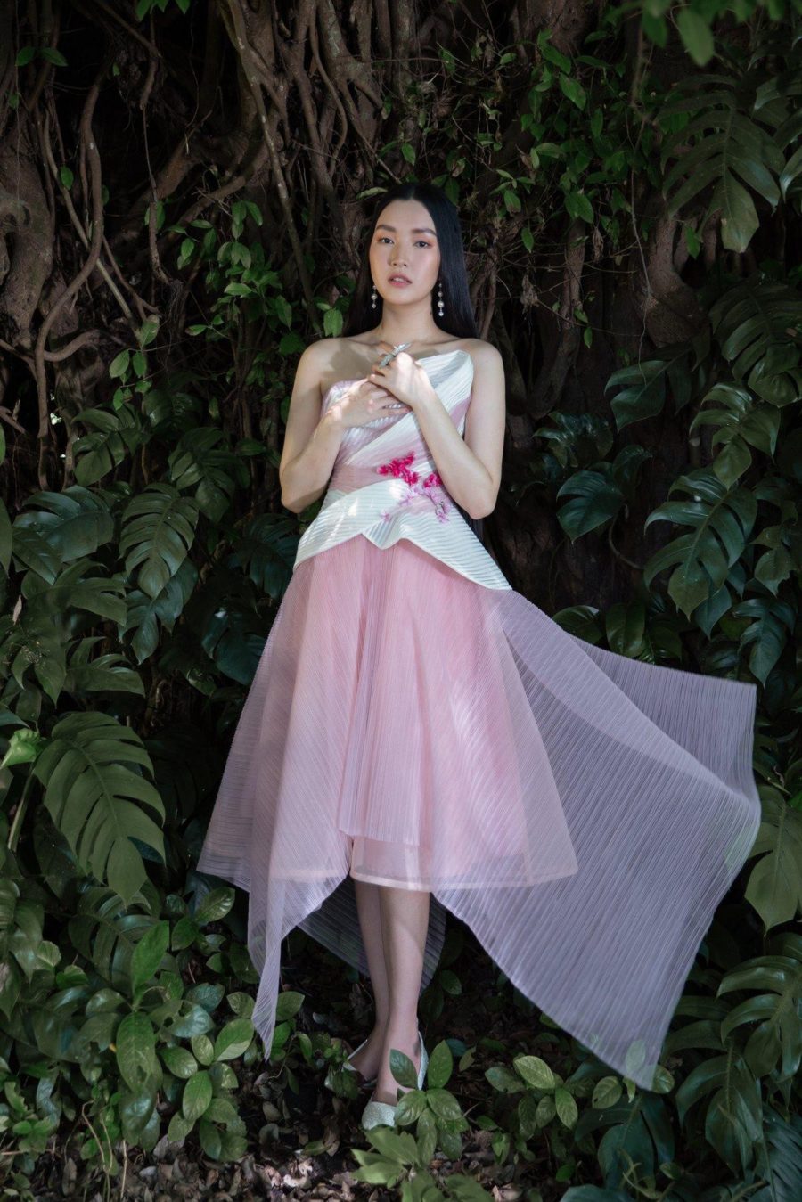 'Nàng thơ xứ Huế' Ngọc Trân cuốn hút với nét mơ màng trong loạt váy áo e ấp Ảnh 9