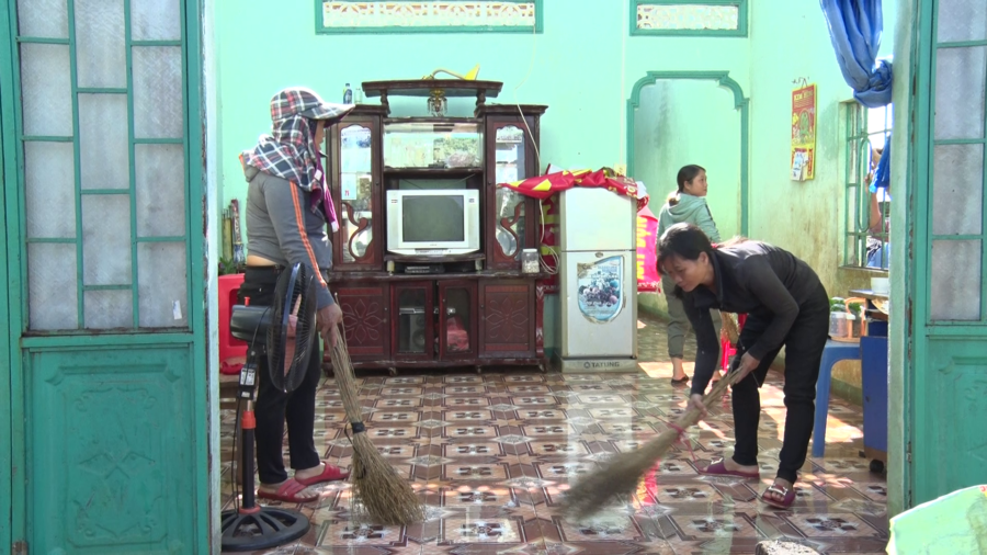 Người dân đang giúp gia đình dọn dẹp nhà cửa. Ảnh: Lê Văn Châu
