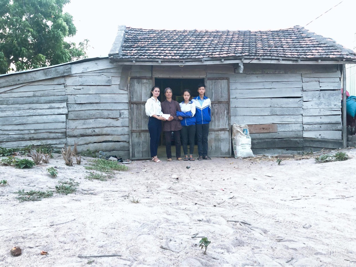 Căn nhà nhỏ của em Phạm Thị Hồng Phương (thứ 2 từ phải qua) đã xuống cấp, được Trường THPT Trần Quốc Tuấn kêu gọi hỗ trợ để xây dựng một căn nhà mới. Ảnh: Thủy Bình 