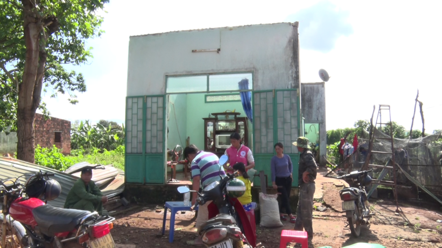 Căn nhà của gia đình chị Nhĩ bị tốc mái hoàn toàn. Ảnh: Lê Văn Châu
