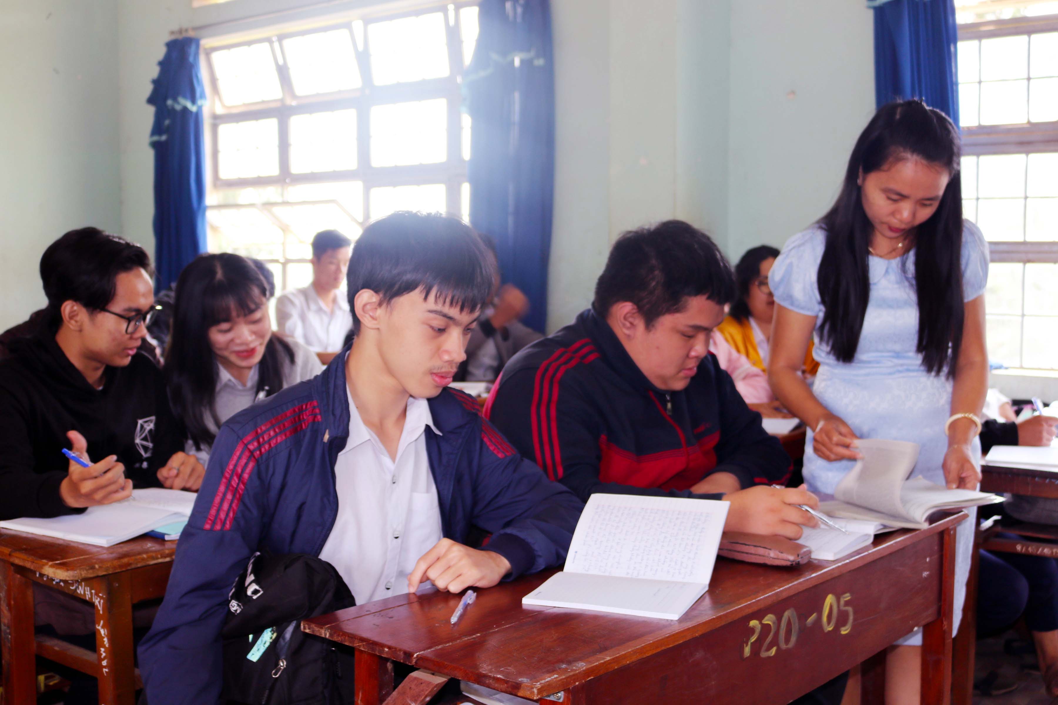  Cô và trò Trường THPT Nguyễn Chí Thanh (TP. Pleiku) trong giờ ôn tập môn Ngữ văn. Ảnh: Phạm Ngọc 