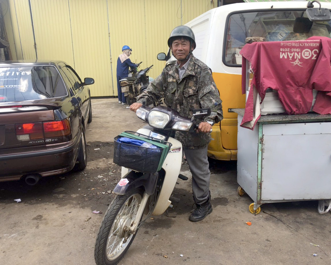 Vài năm trở lại đây, thu nhập của ông Nguyễn Văn Lơn (tổ 1, phường Thống Nhất) đa phần nhờ vào việc chở hàng cho các xe tải. Ảnh: Phương Dung 