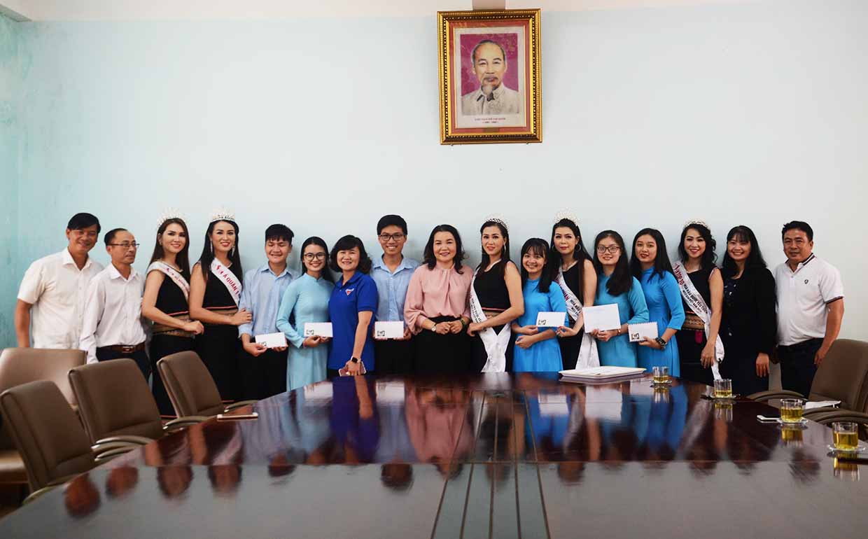  Các người đẹp Top 10 của Miss U30 đã có đến thăm và tặng học bổng cho học sinh Trường THPT Chuyên Hùng Vương. Ảnh: Phương Linh