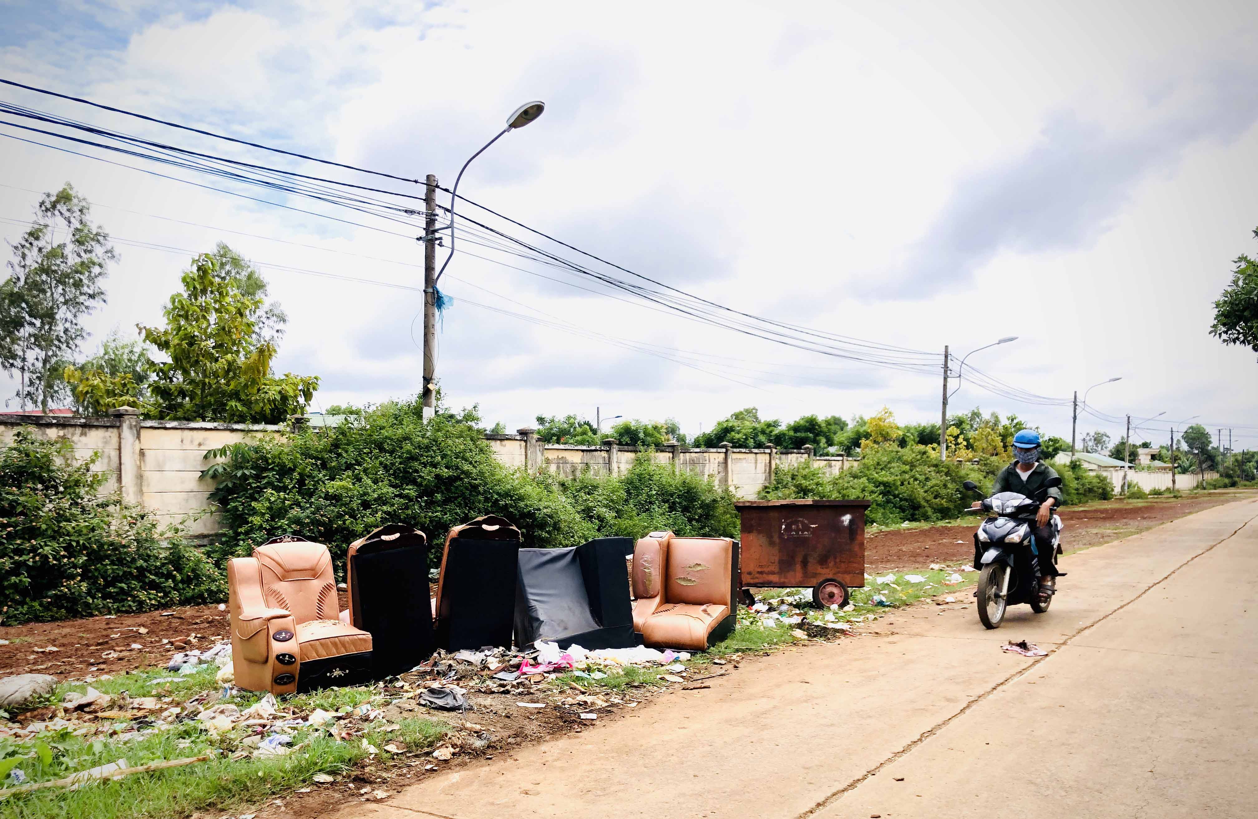 Một bộ ghế đệm mút bọc da tổng hợp được người dân bỏ tại một điểm tập kết rác ở phường Thắng Lợi (TP. Pleiku). Ảnh: Lê Hòa 
