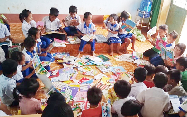 Các em học sinh tại điểm trường làng Ngo Le (Trường Tiểu học Trần Quốc Tuấn, xã Ia Krêl, huyện Đức Cơ) cùng nhau đọc sách. Ảnh: V.C