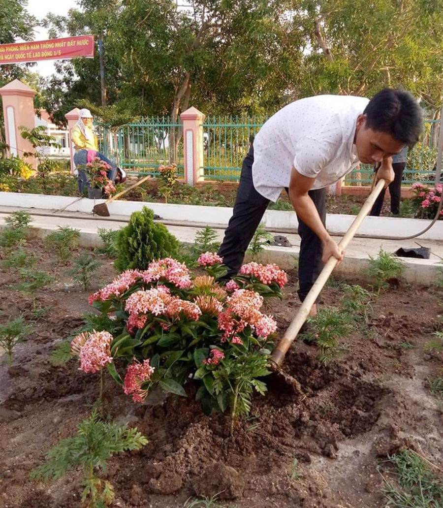  Cán bộ xã Chrôh Pơnan (huyện Phú Thiện) thay phiên chăm sóc vườn hoa trước trụ sở UBND xã. Ảnh: K.H