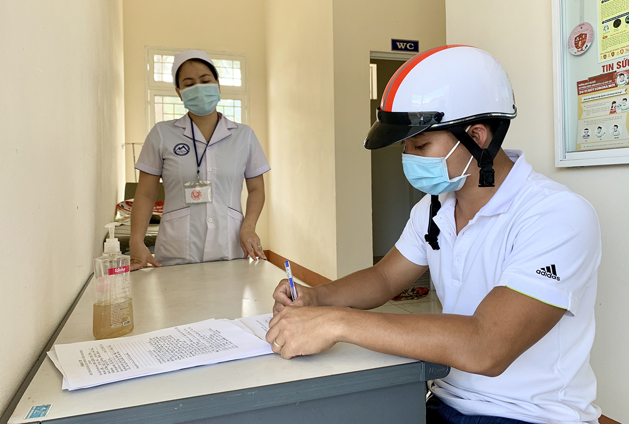 Người về từ vùng dịch đến khai báo y tế tại Trạm Y tế phường Ia Kring (TP. Pleiku). Ảnh: N.N