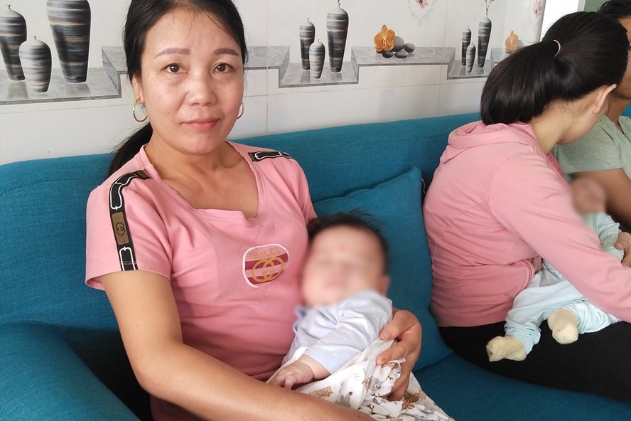 Người dân Gia Lai đưa con đi tiêm chủng vaccine bệnh bạch hầu. Ảnh TT 1