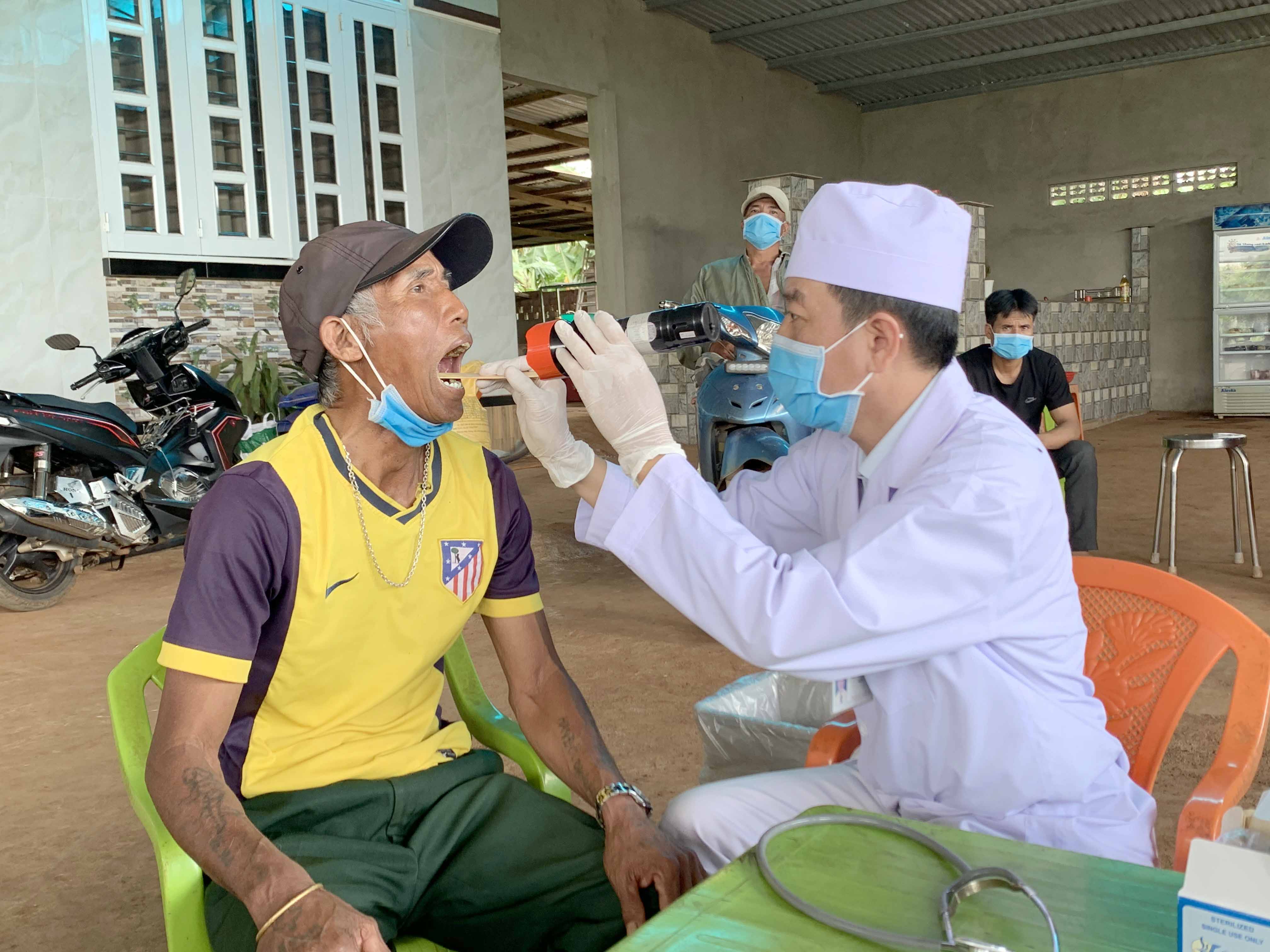 Khám sàng lọc bệnh bạch hầu cho người dân làng Phung, xã Biển Hồ, TP.Pleiku. Ảnh: Như Nguyện