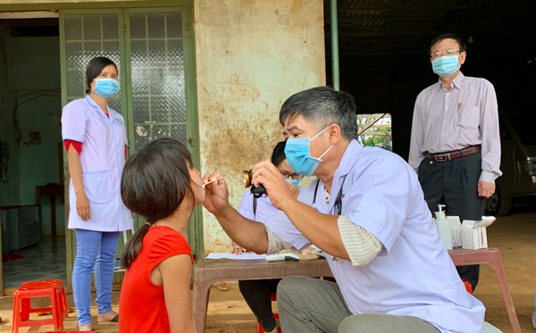 Ngành Y tế tổ chức khám sàng lọc và điều trị dự phòng cho người dân làng Bông Hiot, xã Hải Yang trong chiều 4-7. Ảnh: Như Nguyện