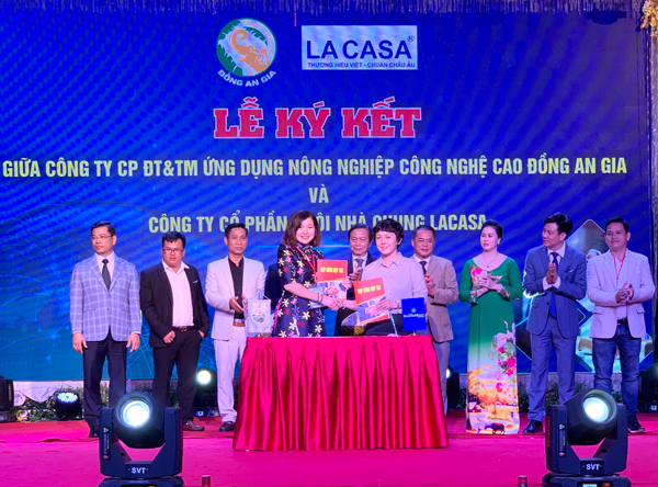 Các doanh nghiệp của Hội doanh nhân trẻ Gia Lai và CLB Doanh Nhân Sài Gòn ký kết hợp tác đầu tư. Ảnh: Hà Duy