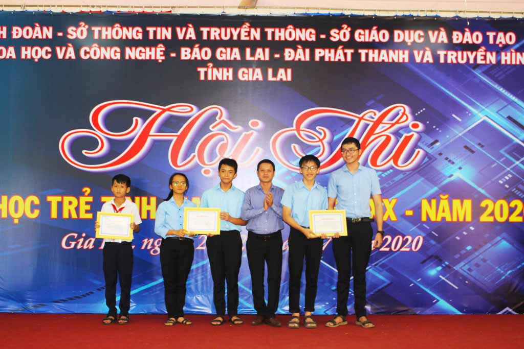 Anh Nguyễn Hoàng Phong (thứ 3 từ phải qua)-Bí thư Tỉnh Đoàn trao giải nhất cho thí sinh. Ảnh: Phan Lài 