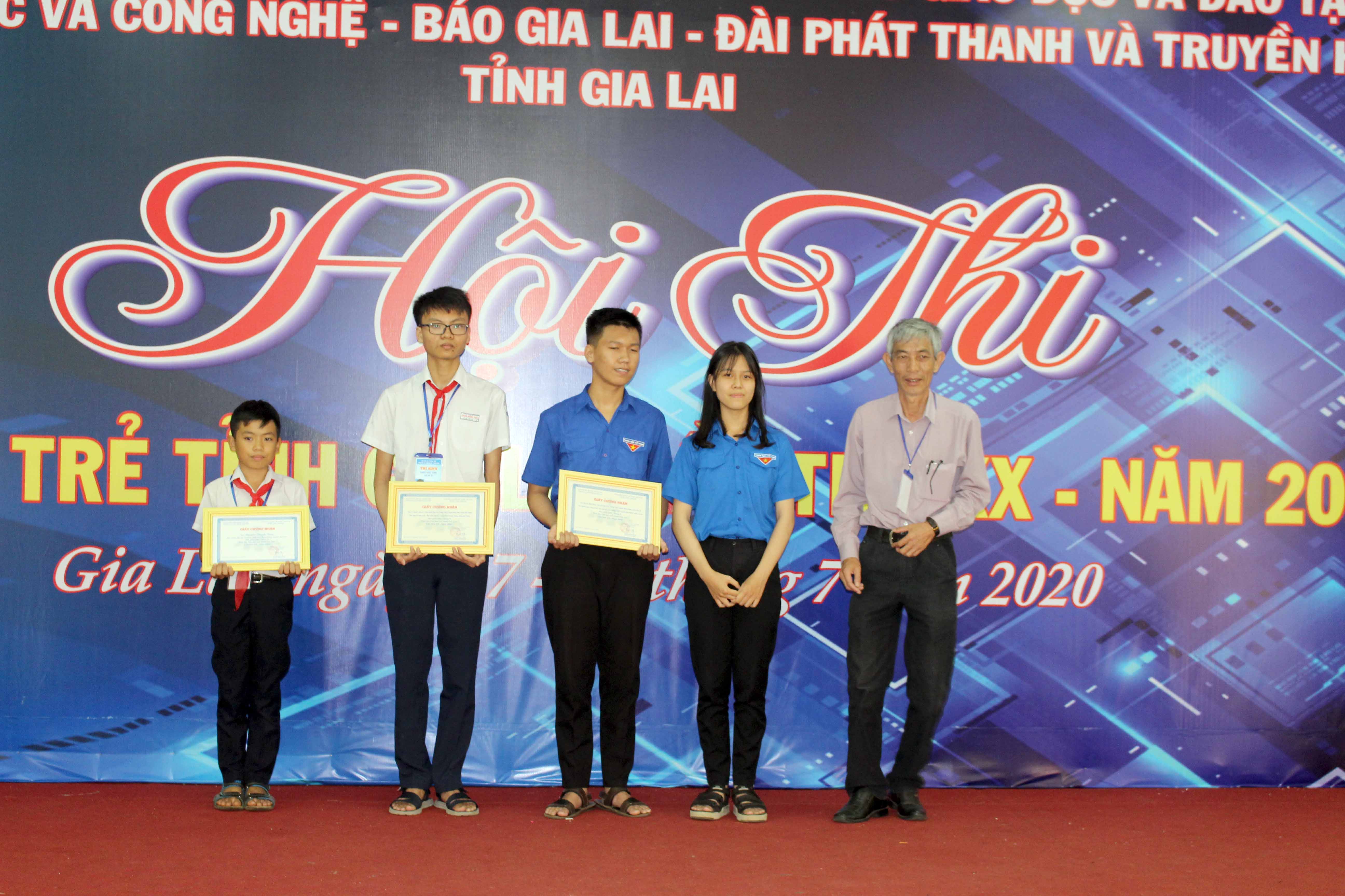 Ông Nguyễn Ngọc Hùng-Giám đốc Sở Thông tin và Truyền thông trao giải nhì cho các thí sinh. Ảnh: Phan Lài 