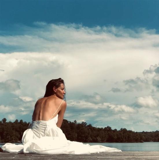 Katie Holmes khoe lưng trần quyến rũ bên hồ Ảnh 1