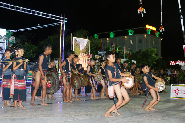 Biểu diễn cồng chiêng tại Ngày hội du lịch huyện Kbang năm 2019. Ảnh: P.N