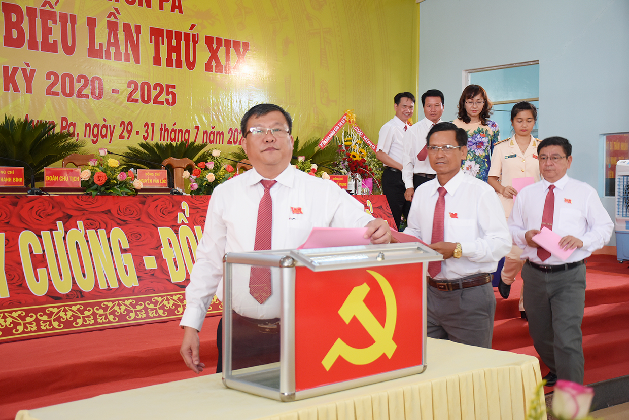 Các đại biểu bỏ phiếu bầu Ban Chấp Đảng bộ thị xã Ayun Pa lần thứ XIX, nhiệm kỳ 2020-2025- Ảnh Minh Triều