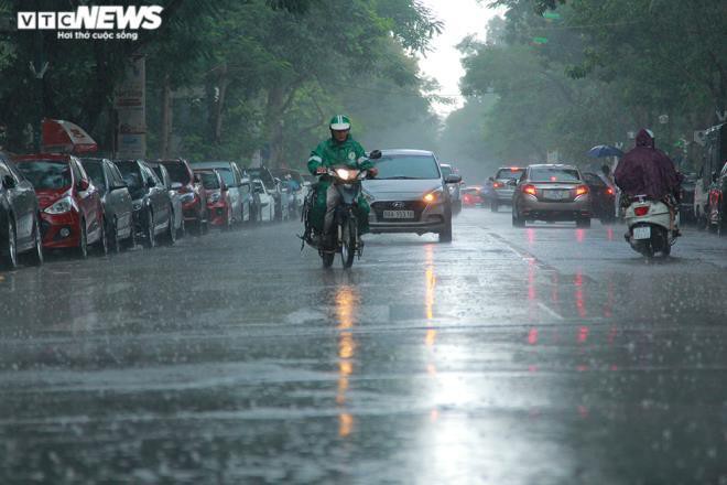Tài xế xe ôm khơi thông cống thoát nước trên phố Hà Nội sau trận mưa lớn Ảnh 1