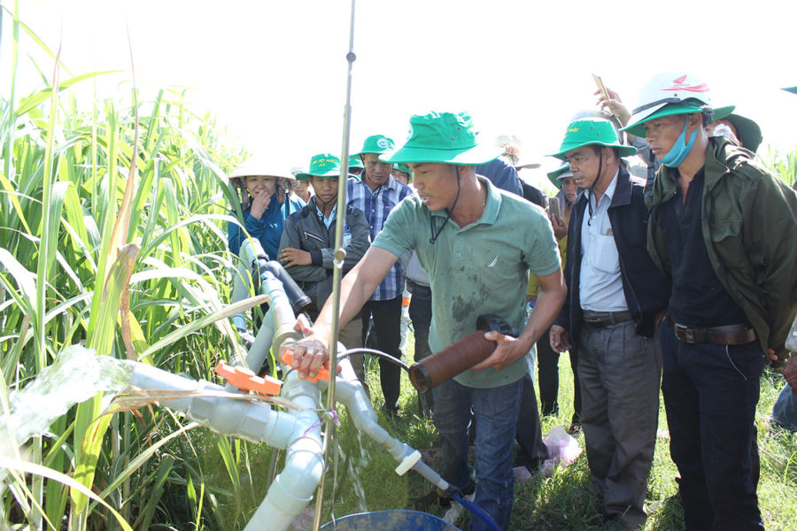    Nông dân tham quan mô hình tưới tiết kiệm nước tại ruộng mía của ông Phạm Tài Vụ (xã Ia Sol, huyện Phú Thiện). Ảnh: N.D