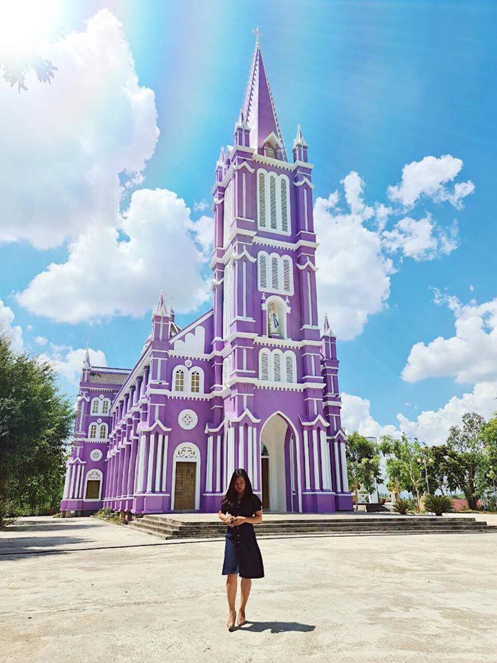 Nhà thờ màu tím, hồng nổi bật giữa nền trời ở Nghệ An Ảnh 2