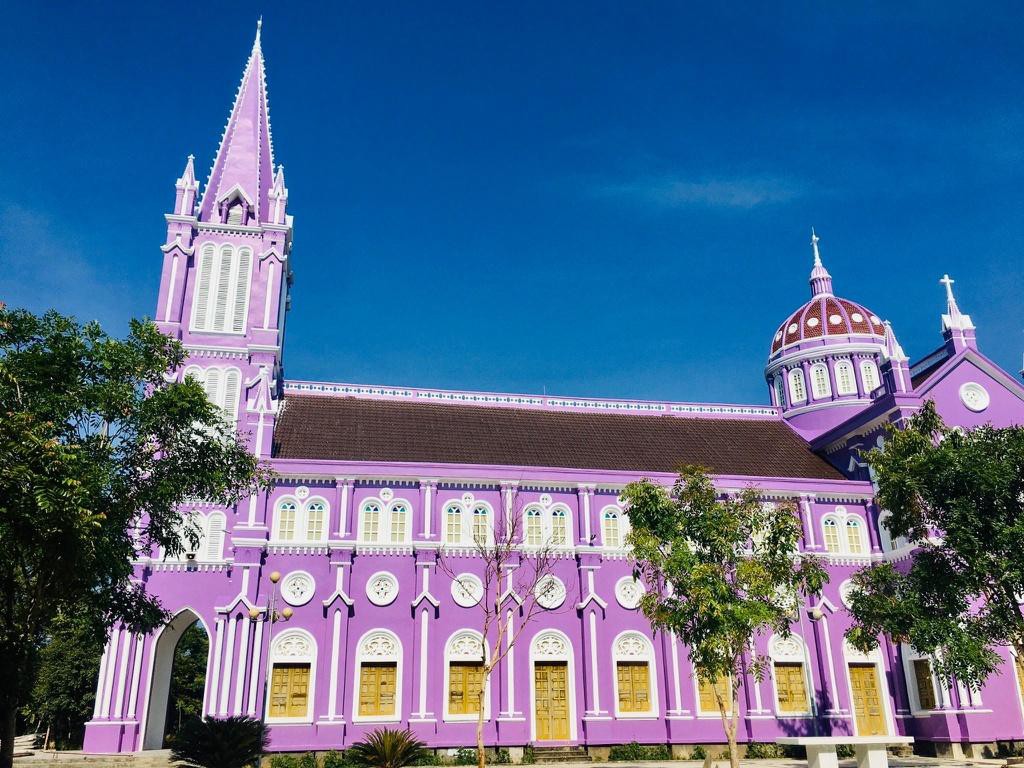 Nhà thờ màu tím, hồng nổi bật giữa nền trời ở Nghệ An Ảnh 3