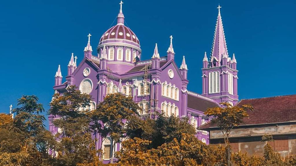 Nhà thờ màu tím, hồng nổi bật giữa nền trời ở Nghệ An Ảnh 4