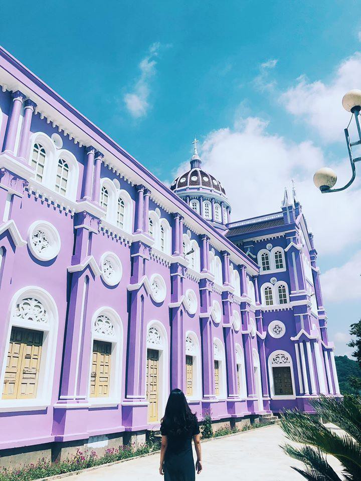 Nhà thờ màu tím, hồng nổi bật giữa nền trời ở Nghệ An Ảnh 5