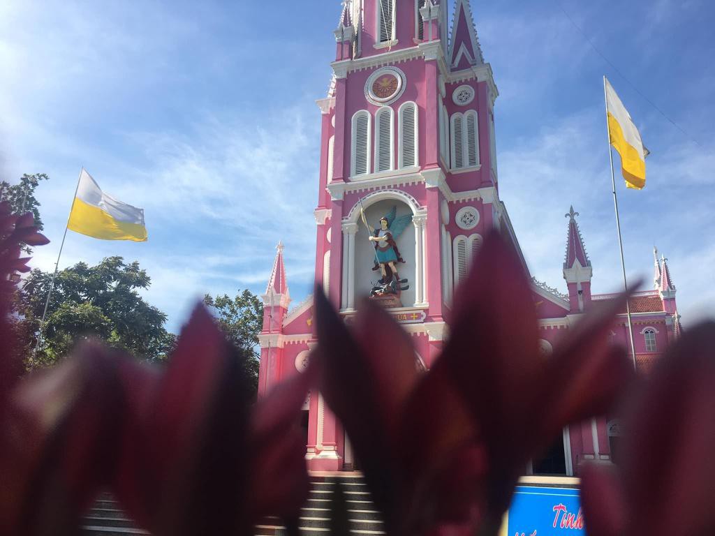 Nhà thờ màu tím, hồng nổi bật giữa nền trời ở Nghệ An Ảnh 8