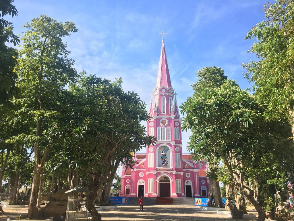 Nhà thờ màu tím, hồng nổi bật giữa nền trời ở Nghệ An Ảnh 7